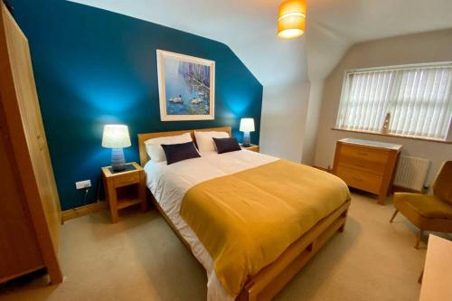 3 Bedroom House located in Centre of Carndonagh客房内的一张或多张床位