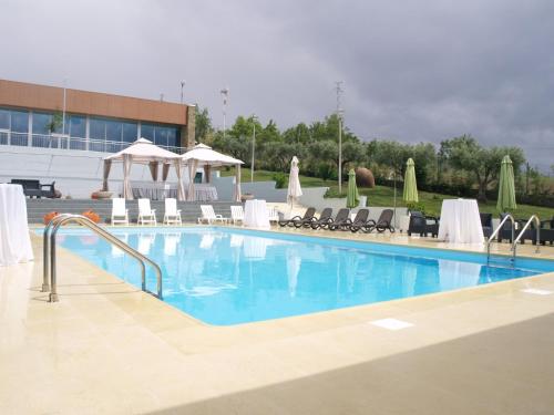 布拉干萨旅游小屋酒店的一个带椅子和遮阳伞的大型游泳池