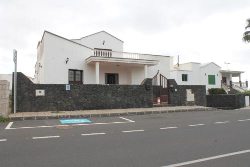 圣巴尔托洛梅El sueño - Le rêve的街道旁石墙后面的白色房子
