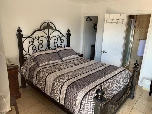 加蒂诺丽思汽车旅馆的一间卧室配有一张大床和木制床头板