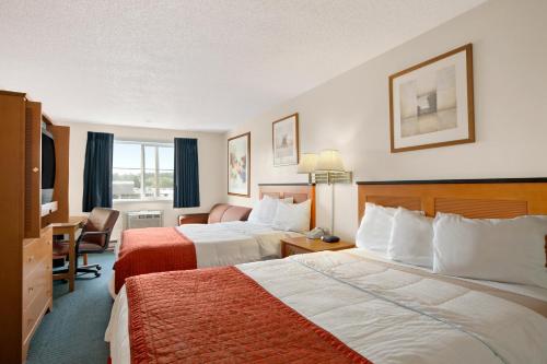 法夫塔科马港旅舍的酒店客房配有两张床和一张书桌