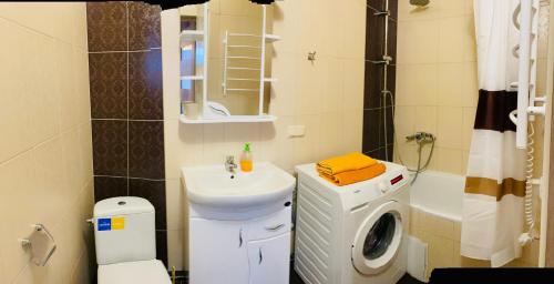 卢茨克PortCity的一间带水槽和洗衣机的浴室