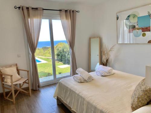 埃斯·梅卡达尔Villa Bella的一间卧室设有一张床和一个大窗户
