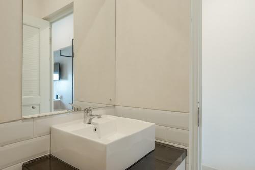 CilalungRedDoorz Syariah Plus @ BSD City的白色的浴室设有水槽和镜子
