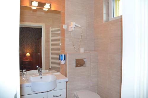萨尔瓦尔茨埃斯塔佩泽欧酒店的一间带水槽和卫生间的浴室