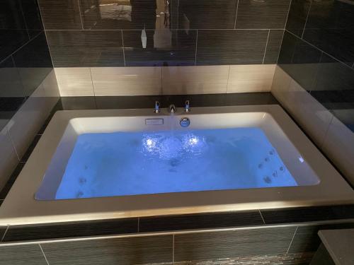拉蓬特经济旅馆的瓷砖浴室设有大浴缸,