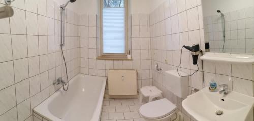 阿尔滕堡Kunstgasse 11, Wohnung 10的白色的浴室设有水槽、卫生间和浴缸。