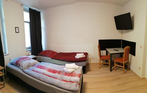 阿尔滕堡Kunstgasse 11, Wohnung 10的小房间设有一张床和一张桌子及椅子