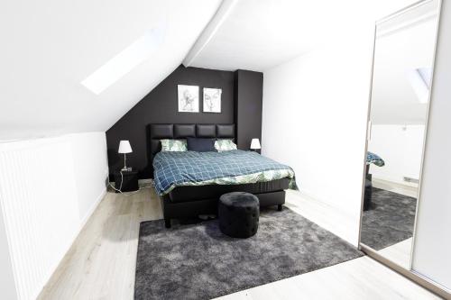 GROGO DUPLEX APPARTMENT(CENTRE OF ANTWERP)客房内的一张或多张床位