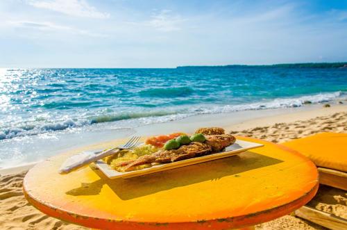 布兰卡滩Nuestros Tres Tesoros II的海滩上的冲浪板上的食物