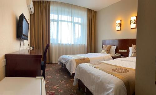 北京北京华育宾馆的酒店客房设有两张床和电视。