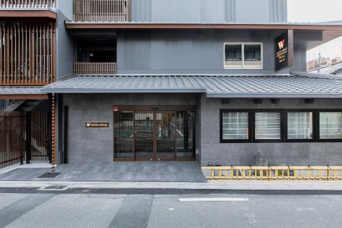 京都Hotel Wing International Premium Kyoto Sanjo的街道边有门的建筑物