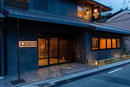 京都Hotel Wing International Premium Kyoto Sanjo的街道边有门的建筑物