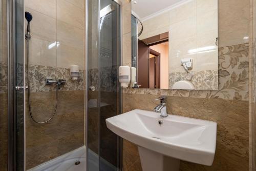 加拉茨Hotel Orient Galati的一间带水槽和淋浴的浴室