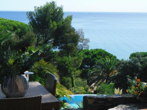 圣马克西姆罗特鲁斯酒店的从度假村的阳台上可欣赏到海景