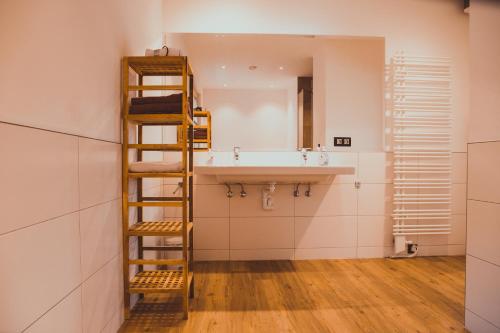 格蒙登Traunseeloft的浴室设有水槽旁的梯子