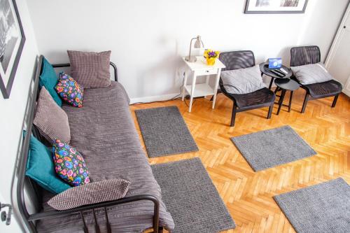 科沃布热格AL-DOM apartamenty Apartament Stary Park的带沙发和一些地毯的客厅