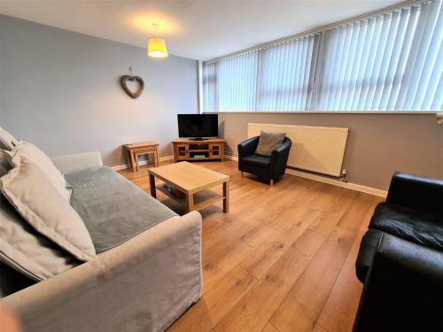 考文垂3 Bedroom Apartment Coventry - Hosted by Coventry Accommodation的客厅配有沙发和桌子