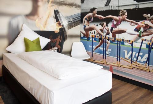 凯撒斯劳滕KL Hotel by WMM Hotels的卧室配有一张床,墙上挂着一张海报