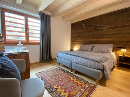 StremboB & B Chalet Plan的一间卧室设有一张床和木墙