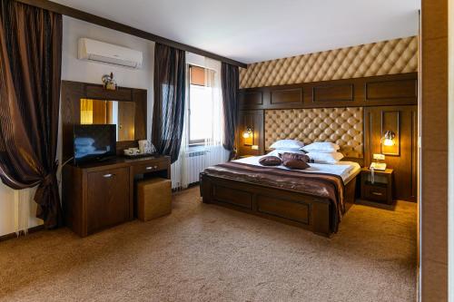 索非亚艾杜雷德精品酒店的一间卧室配有一张大床和电视