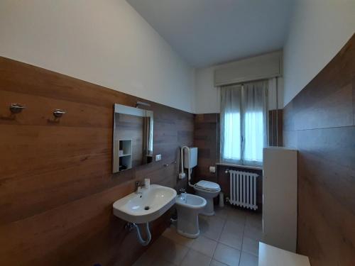 弗利加尔登尼亚旅馆的一间带水槽和卫生间的浴室