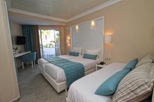 Sahara Beach Aquapark Resort客房内的一张或多张床位