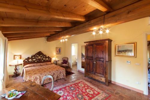 NovaglieTenuta Delo Relais的一间卧室设有一张床和木制天花板