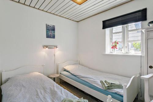 尼克宾摩斯KristiansBorg的一间卧室设有两张床和窗户。