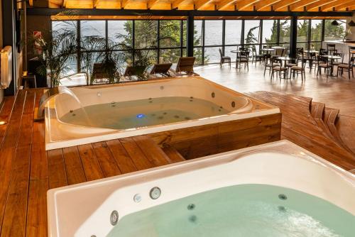 圣卡洛斯-德巴里洛切阿尔特因特拉肯酒店的一间客房中间的大型按摩浴缸
