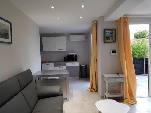 锡富尔勒普拉日Cap Negre villa的带沙发的客厅和厨房