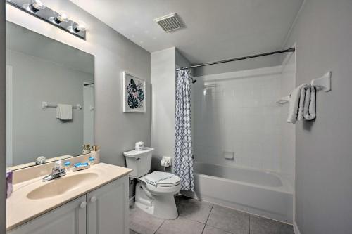 那不勒斯Quiet Lely Resort Condo with Pool - 2 Mi to Golf!的一间带水槽、卫生间和淋浴的浴室