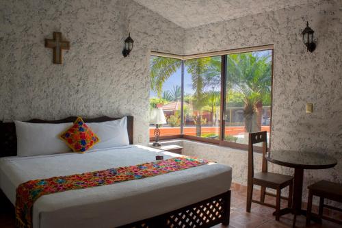 图斯特拉古铁雷斯Camino Mexicano Hotel & Resort的一间卧室设有一张床和一个大窗户