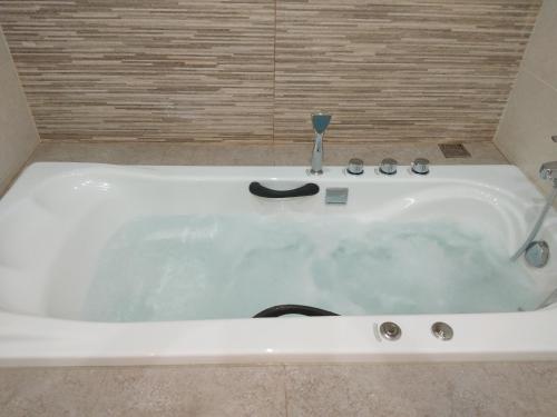 帕诺尔莫斯雷斯蒙Stylish home - comfortable holidays near the beach.的浴室内设有带水龙头的白色浴缸