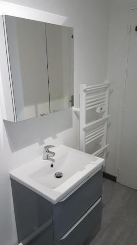 圣保罗莱达Appartement T1 central pour cures courts séjours的白色的浴室设有水槽和镜子
