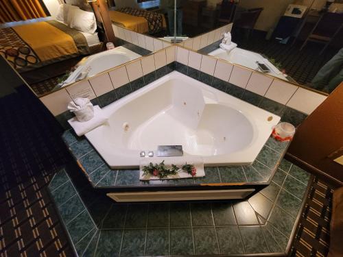 纽康麦斯敦速8酒店的一间浴室