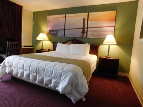 诺瓦托戴斯酒店客房内的一张或多张床位