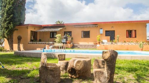 Valle de GuerraLagarto Hostel Tenerife的前面有游泳池的房子
