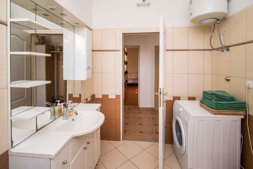 瓦比尼科Apartment in Vrbnik/Insel Krk 36842的一间带水槽和洗衣机的浴室