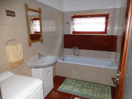 鲍洛通费尼韦什Holiday home in Balatonfenyves 18431的一间带水槽、浴缸和卫生间的浴室