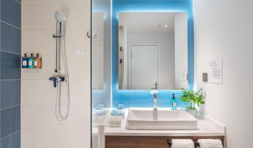 长沙长沙市府智选假日酒店的一间带水槽和镜子的浴室