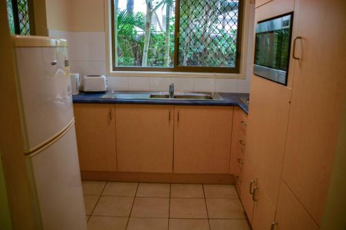 黄金海岸Maxmee Backpackers Resort的厨房配有水槽和冰箱