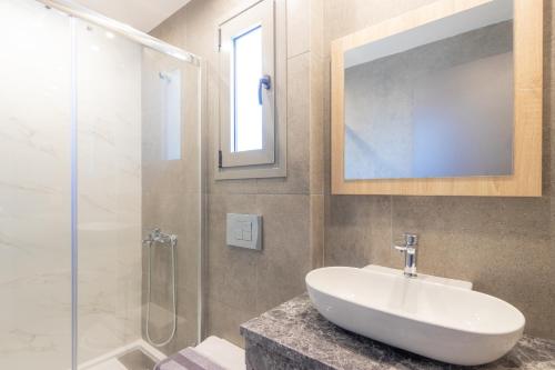 斯卡拉伯塔麦斯MEDITERRANEO的一间带水槽和玻璃淋浴的浴室