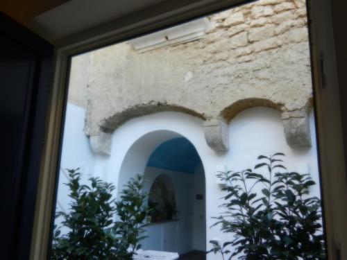 索伦托我的套房索伦托酒店的享有带拱门的建筑的窗户景色
