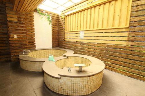 乌来泉世界温泉会馆的木墙客房的浴室设有3个水槽