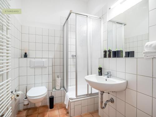 柏林Apartment Berlin Paul-Robeson-Straße的白色的浴室设有卫生间和水槽。