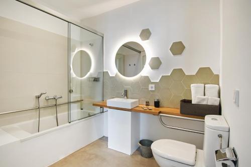 休达德亚Mon hotel的一间带卫生间、水槽和镜子的浴室