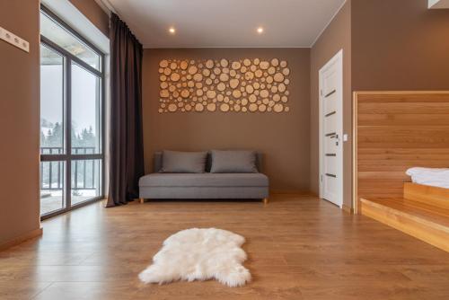 布克维Chillax的带沙发和白色地毯的客厅