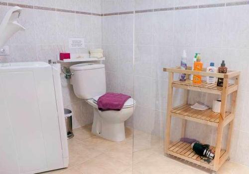 阿雷西费Enjoy Arrecife Center的浴室配有白色卫生间和淋浴。