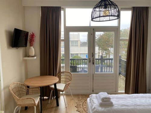 赞德沃特多彭伯格酒店的客房设有床、桌子和窗户。